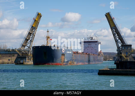 Die Algoma Geist bulk carrier durch die Welland Canal, Ontario, Kanada navigieren Stockfoto