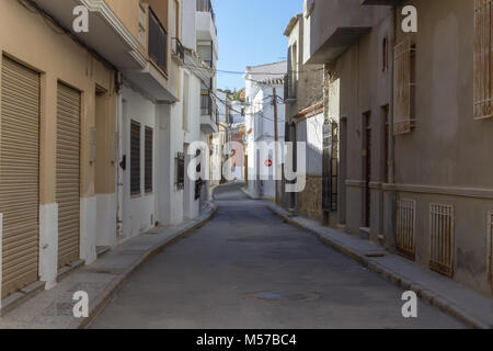 Schmale Straße mit Reihenhäusern in Albox Stadtzentrum, Almeria Provinz, Andalucía, Spanien Stockfoto