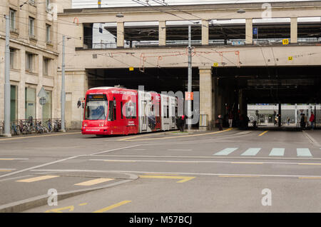 Ein Stadler Tango Straßenbahnwagen beenden Gare Cornavin TPG-Tram 14 und Tram 18 Haltestelle in Genf, Schweiz. Stockfoto