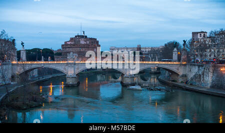 Aussicht auf das Castel Sant'Angelo aus über den Fluss Tiber in einem Abend beruhigendes Licht. Stockfoto