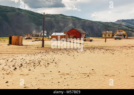 Ondor Khutag, Mongolei - Juli 17, 2010: Häuser, Geschäfte und Nebengebäuden auf sandigen Steppe in Khutag Ondor ein Bezirk der Provinz Bulgan, nördliche Mongolei Stockfoto