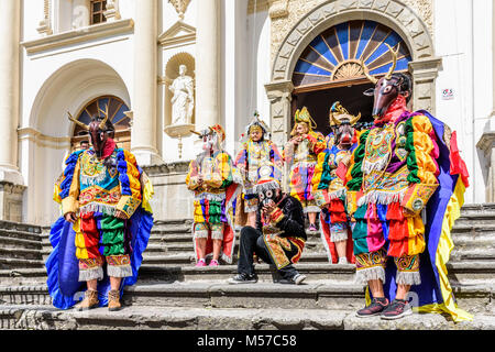 Antigua, Guatemala - Juli 25, 2017: Volkstänzer tragen traditionelle Masken & Kostüme auf St. Jame's Day, dem Schutzpatron der Antigua, außerhalb der Kathedrale Stockfoto