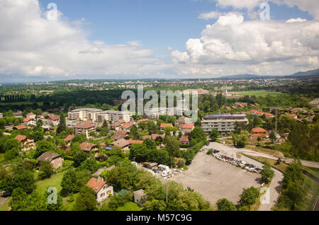 Blick auf den Parkplatz und Wohnhäuser in der Schweiz verstreut - Frankreich die Grenze als vom Mont Salève Seilbahn in Frankreich gesehen. Stockfoto