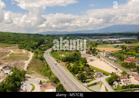 Blick vom Mont Salève kabel Auto: Autobahn A 40, die von Mâcon zu Passy in Frankreich, in Grün bei bewölktem Himmel verschwinden. Stockfoto