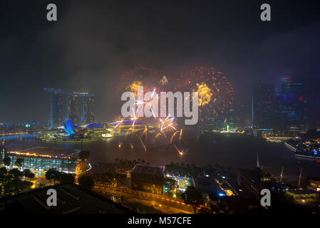 Silvester Feuerwerk Show an der Marina Bay in Singapur Stockfoto