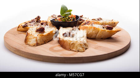 Breakfast Sandwich - mit knusprigem Speck, Wachtelei, Tomaten, Ziegenkäse, grüne Erbsen, Radieschen, Gurken auf rustikalen Schneidebrett. Gesunden Snack. Stockfoto