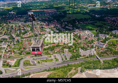 Blick von der absteigenden Mont Salève Seilbahn in Richtung der Basisstation in Frankreich. Stockfoto