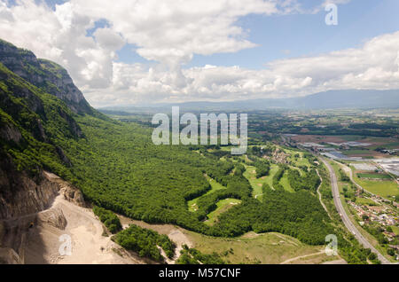 Schöne, grüne bergige Landschaft wie aus dem Mont Salève Seilbahn in Frankreich gesehen. Stockfoto