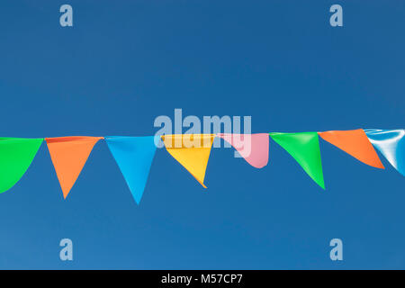 Farbige bunting gegen eine trübe und blauer Himmel Stockfoto
