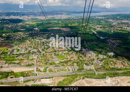 Blick von der absteigenden Mont Salève Seilbahn in Richtung der Basisstation in Frankreich. Stockfoto