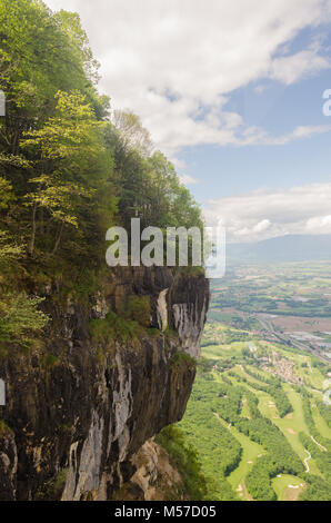 Vertikale shot der extremen Rand des Mont Salève wie auf der Beifahrerseite kabel Auto gesehen. Stockfoto