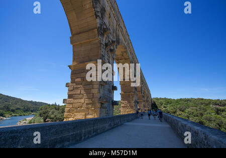 VERS - Pont-du-Gard, Frankreich, 27. JUNI 2016 - Pont du Gard, einem Teil der Römischen Aquädukt in Südfrankreich, Departement Gard in der Nähe von Nimes, Frankreich, Europa Stockfoto