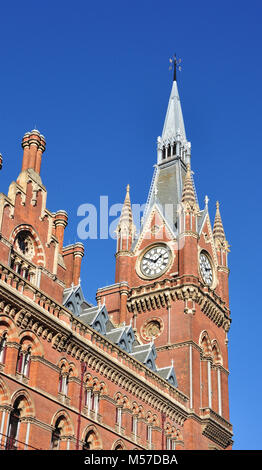 Bahnhof St Pancras Clock Tower und Hotelfassade, Euston Road, London, England, Großbritannien Stockfoto