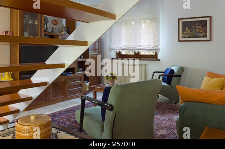 Klassische italienische Wohnzimmer neben eine Holztreppe Stockfoto