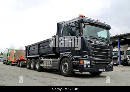 LIETO, Finnland - 30. Mai 2014 präsentiert: Scania R580 V8-Lkw für den Bau als Teil ihrer neuen Serie bei Scania Euro 6 V8 Road Show. Stockfoto