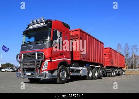 Mariehamn, Finnland - 29. MÄRZ 2014: Volvo FH Zugmaschine und Anhänger für die Abholung und Zustellung von recyceltem Glas. Uusioaines Ltd ist Finnlands führende c Stockfoto