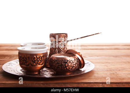 Antik Silber Krug und Kaffee Tasse mit Terminen, die in einem Fach auf einem weißen Hintergrund, türkischer Kaffee auf weißem isoliert. eingestellt. Stockfoto