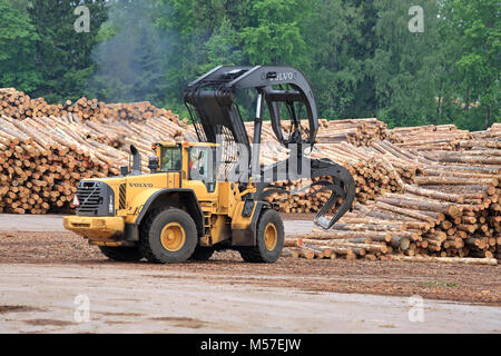 KYRO, Finnland - 7. JUNI 2014: Volvo L 180 F High Lift Radlader an Sägewerk Holzplatz arbeiten. Der Arm ist in der Lage, eine Hubhöhe von 5,8 Stockfoto