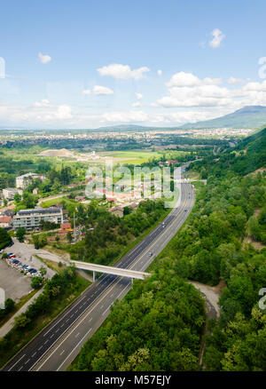 Autobahn A40 Autobahn, die von Mâcon zu Passy als vom Mont Saleve Seilbahn in Frankreich gesehen. Stockfoto