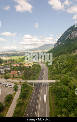 Autobahn A40 Autobahn, die von Mâcon zu Passy als vom Mont Saleve Seilbahn in Frankreich gesehen. Stockfoto