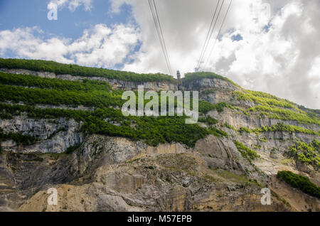 Blick auf den Mont Saleve Seilbahn Station an der Spitze des Hügels von unten gesehen. Stockfoto