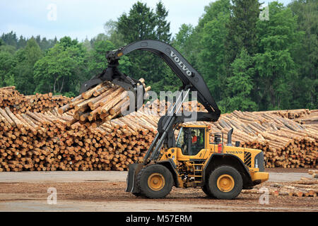 KYRO, Finnland - 7. JUNI 2014: Volvo L 180 F High Lift Radlader an Sägewerk Holzplatz arbeiten. Der Arm ist in der Lage, eine Hubhöhe von 5,8 Stockfoto