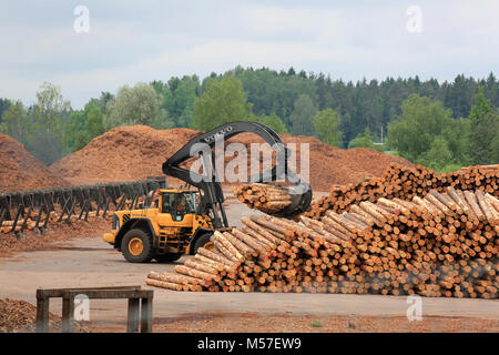 KYRO, Finnland - 7. JUNI 2014: Volvo L 180 F High Lift Radlader in Mill Holzplatz arbeiten. Der Arm ist in der Lage, eine Hubhöhe von 5,8 m u Stockfoto
