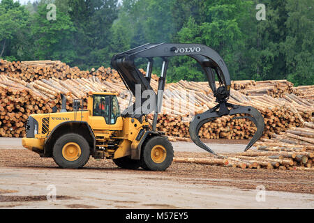 KYRO, Finnland - 7. JUNI 2014: Volvo L 180 F High Lift Radlader an Sägewerk Holzplatz arbeiten. Die L 180 F HL verfügt über einen 3,2 m2 Greifer, vier Flüssigkeit - Stockfoto