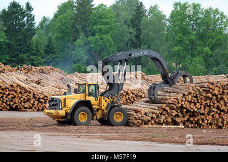 KYRO, Finnland - 7. JUNI 2014: Volvo L 180 F High Lift Radlader an Sägewerk Holzplatz arbeiten. Die L 180 F HL verfügt über einen 3,2 m2 Greifer, vier Flüssigkeit - Stockfoto