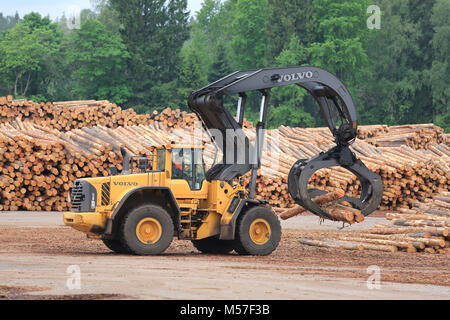 KYRO, Finnland - 7. JUNI 2014: Volvo L 180 F High Lift Radlader an Sägewerk Holzplatz arbeiten. Die L 180 F hat eine neue Hubarm Design für verbesserte lif Stockfoto