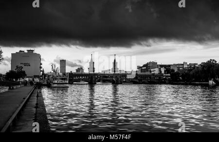 BERLIN - Oktober 19, 2016: Oberbaumbrücke von East Side Gallery in Berlin auf Octomber 19, 2016 gesehen. Stockfoto