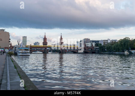 BERLIN - Oktober 19, 2016: Oberbaumbrücke von East Side Gallery in Berlin auf Octomber 19, 2016 gesehen. Stockfoto