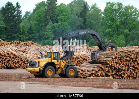 KYRO, Finnland - 7. JUNI 2014: Volvo L 180 F High Lift Radlader an Sägewerk Holzplatz arbeiten. Der Arm ist in der Lage, eine Hubhöhe von 5,8 Stockfoto