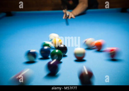 Blau Billard mit bunten Kugeln, Anfang des Spieles, Zeitlupe, Soft Focus, Billard, Bar, Unterhaltung im Nachtclub, Hobby und Sport Konzept. Stockfoto