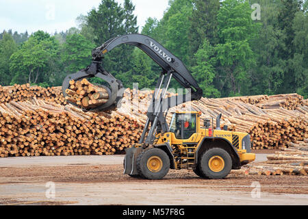 KYRO, Finnland - 7. JUNI 2014: Volvo L 180 F High Lift Radlader an Sägewerk Holzplatz arbeiten. Die L 180 F hat eine neue Hubarm Design für verbesserte lif Stockfoto