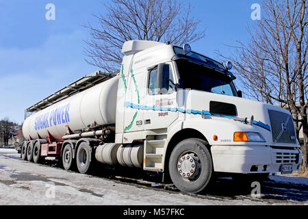 SALO, Finnland - 31. MÄRZ 2013: Volvo NH 12 420 Tankwagen mit konventionellen cab Design. Lange Nase kbs können die Zukunft werden, wie die vorgeschlagene neue EU-Wei Stockfoto