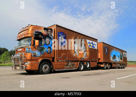 SALO, Finnland - 25. MAI 2014: Scania Hängerzug mit Szenen aus dem James Bond Film "Stirb an einem anderen Tag". Transport und Kunst treffen sich in der Welt der Stockfoto