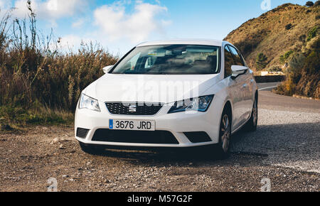 Andalusien, Architektur, Gebäude, Gebäude, Autos, Stadt, Cityscape, bunte, Richtung, Europa, europäischen, facMALAGA, SPANIEN - Dezember 2017: White Seat Leon sta Stockfoto