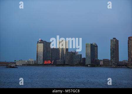 Long Island City und Pepsi Cola Zeichen Ansicht von Manhattan 34th street Ferry Station Stockfoto