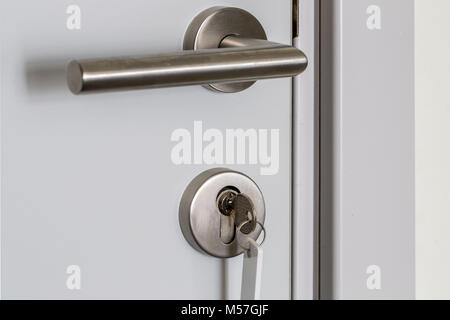 Schlüssel im Schlüsselloch an Tür Stockfoto