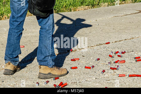 Trap shooter bei der Umstellung der Tone mit Schatten anstreben. shotgun Shells auf Masse. große horizontale Hintergrund mit Platz für Text. Stockfoto