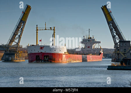 Die Whitefish Bay bulk carrier vorbei unter dem Glendale Straße Hubbrücke über die Welland Canal Stockfoto