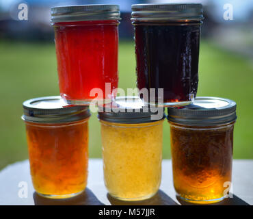 Hausgemachte Marmelade, Gelee und Pickles. Konserven von Oma Stockfoto