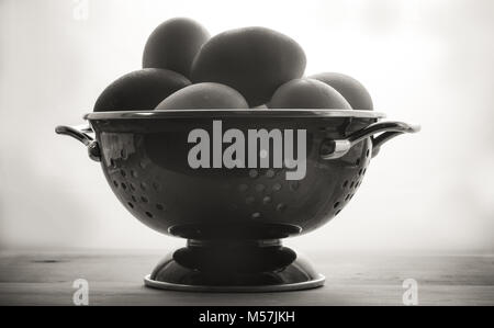 Schwarz und Weiß, frische braune Eier in Schwarz mit weißen Hintergrund. Eine gesunde Eiweißquelle, Bauernhof, Free Range chickens. Stockfoto