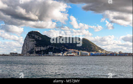 Blick auf Gibraltar Rock aus der spanischen Stadt La Linea de la Concepcion. Stockfoto