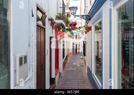 Traditionelle spanische Gasse mit Souvenirshop und schöne Architektur im historischen Teil der Stadt Stockfoto