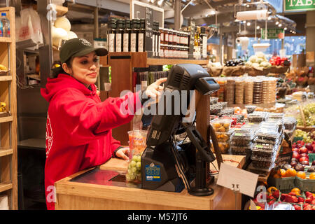 Kassierer in einem Obst- und Gemüsemarkt. Stockfoto