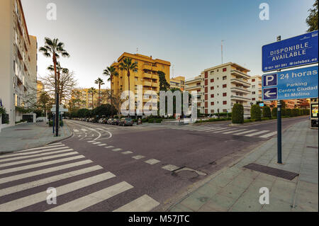 MARBELLA, SPANIEN - Dezember 2017: Leere abend Kreuzung mit asphaltierten Straßen und Wanderwege Stockfoto