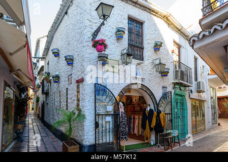 MARBELLA, SPANIEN - Dezember 2017: Traditionelle spanische Gasse mit Souvenirshop und schöne Architektur im historischen Teil der Stadt Stockfoto