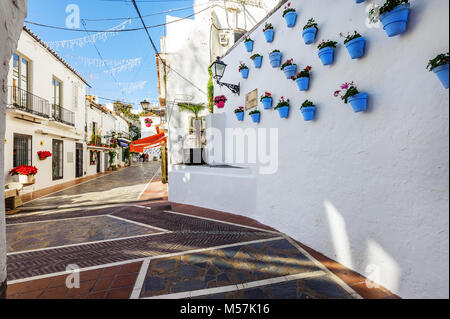 MARBELLA, SPANIEN - Dezember 2017: Spanisch Straße mit blau Blumentöpfe auf einer weißen Wand. Stockfoto